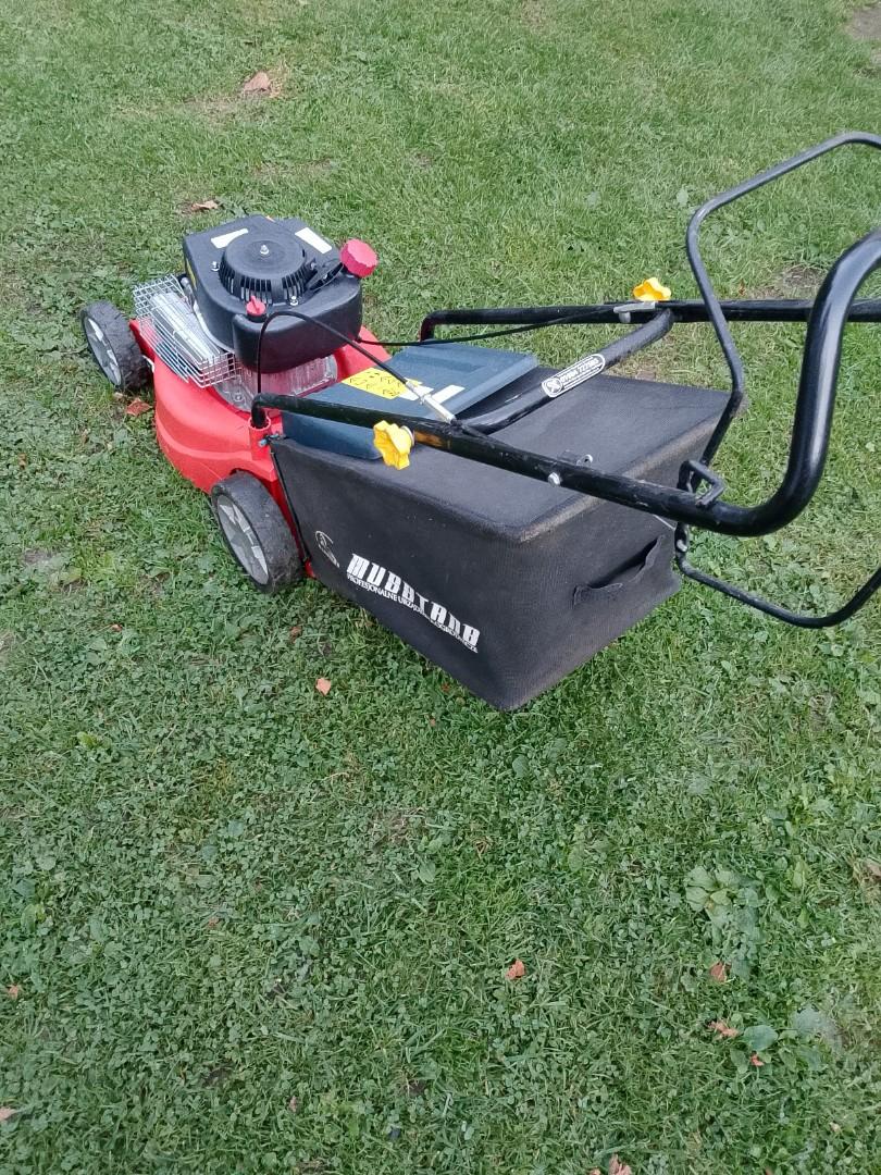 Kosiarka spalinowa z koszem napedem