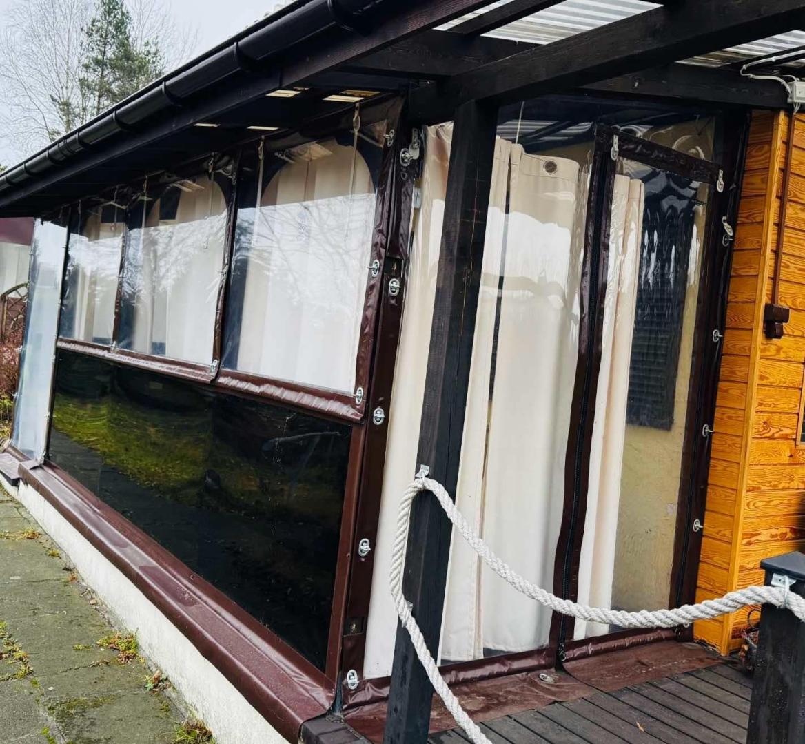 Osłony tarasowe na wymiar funkcjonalna zabudowa dopasowana do przest