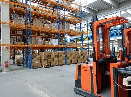 Operator/Operatorka wózka widłowego z wysuwanym masztem