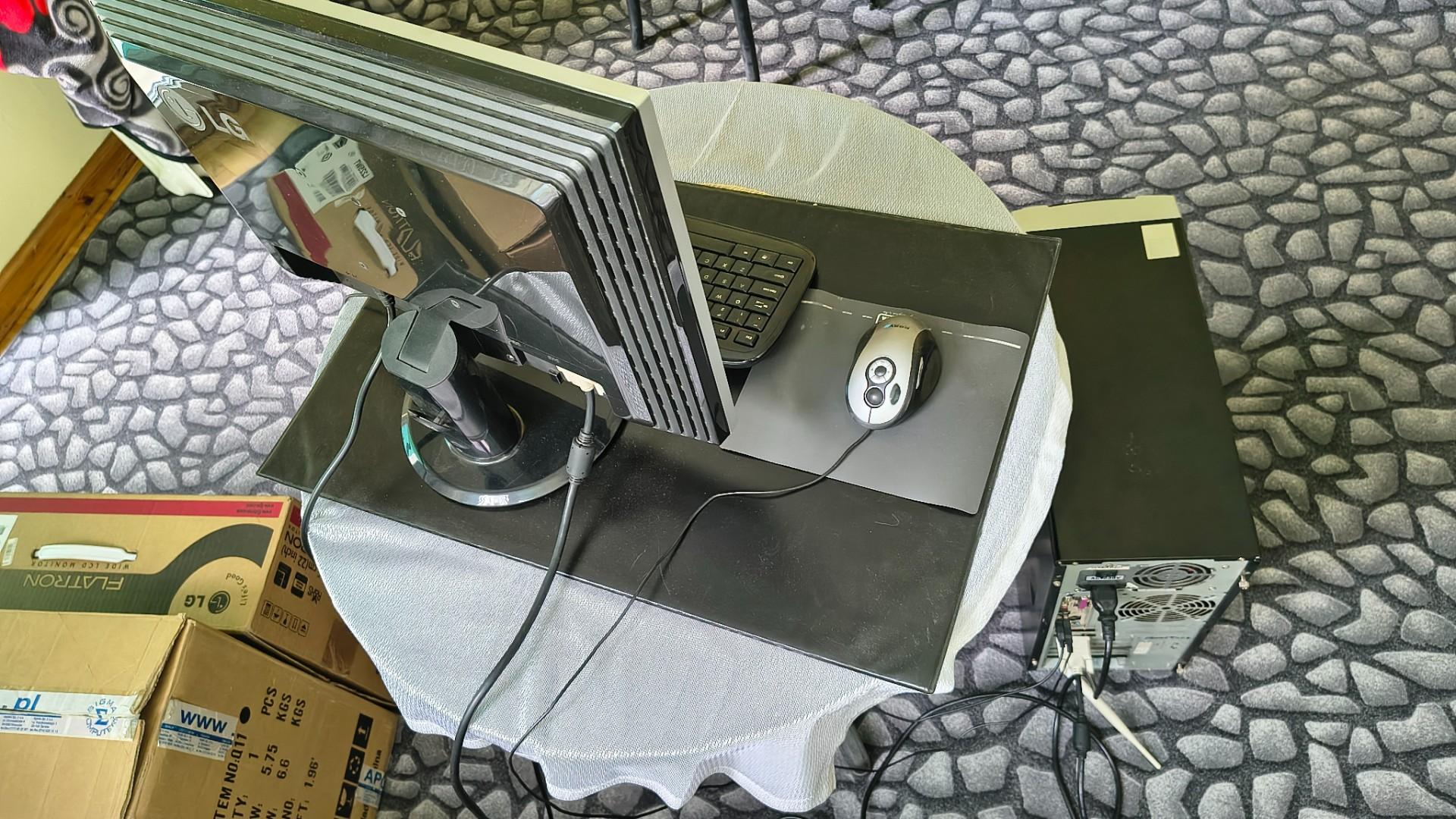 Sprzedam komputer stacjonarny komplet z monitorem itp.