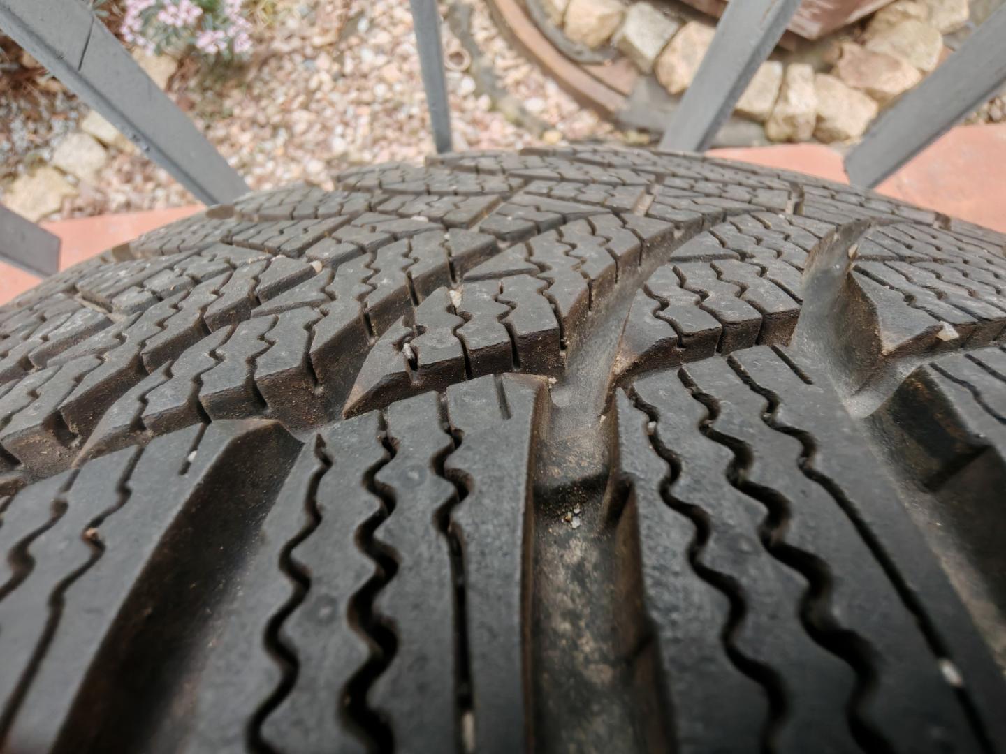 4 opony zimowe z felgami Nexen 205/60/R16 4 szt Jak Nowe