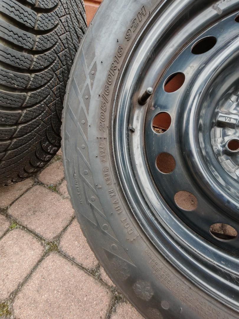 4 opony zimowe z felgami Nexen 205/60/R16 4 szt Jak Nowe