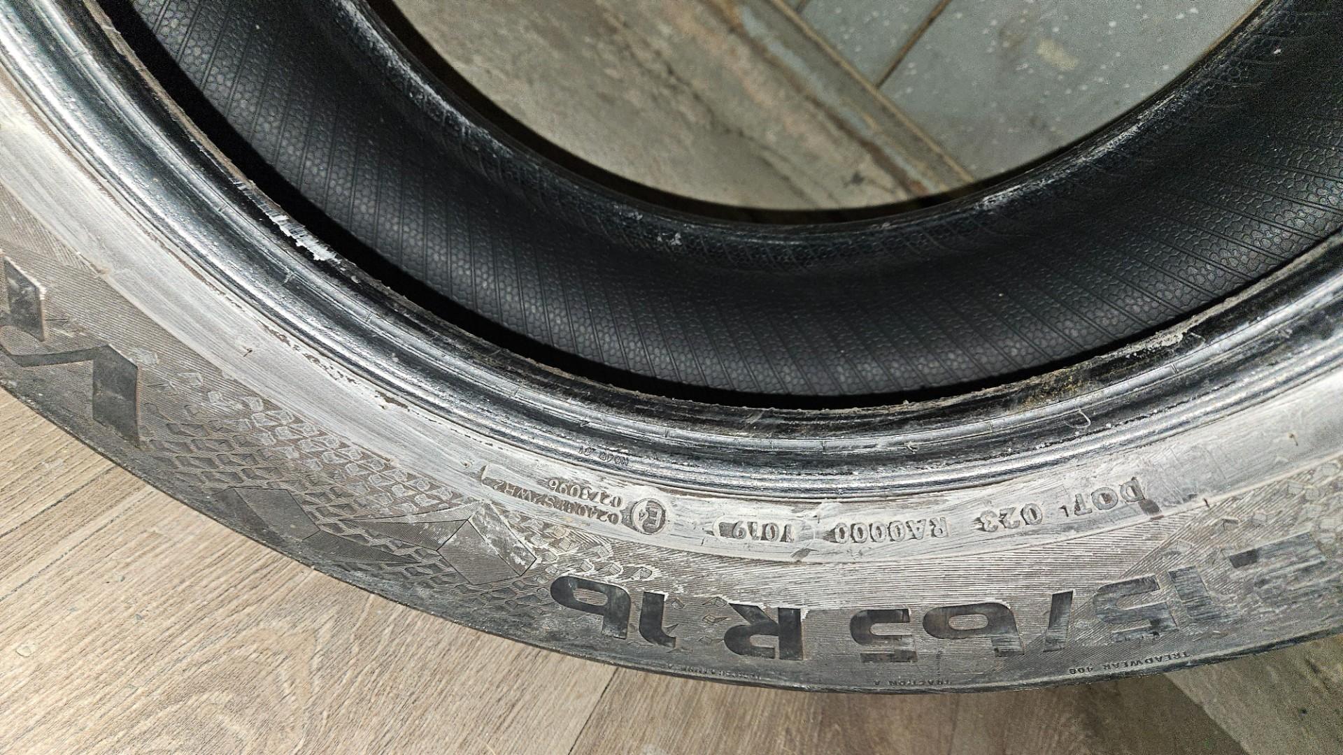 Opony Całoroczne Vredestein Quatrac 5 215/65R16 98H M+S. Cena 180 zł.