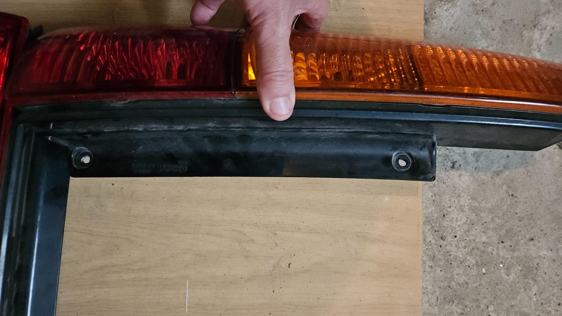 Lampy Tylne do Suzuki Ignis 2 lub Subaru Justy G3X. Cena 100 zł .