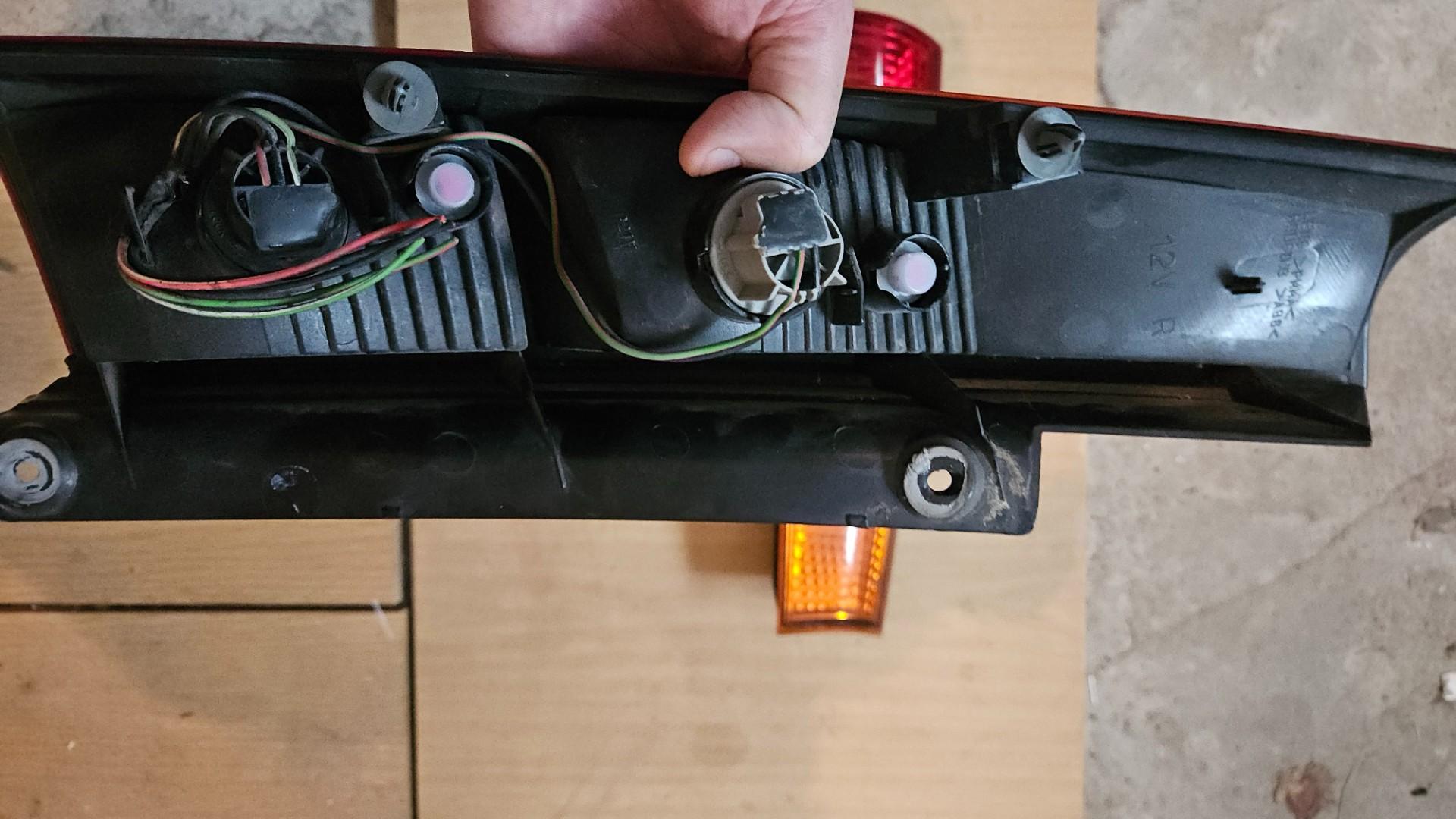 Lampy Tylne do Suzuki Ignis 2 lub Subaru Justy G3X. Cena 100 zł .