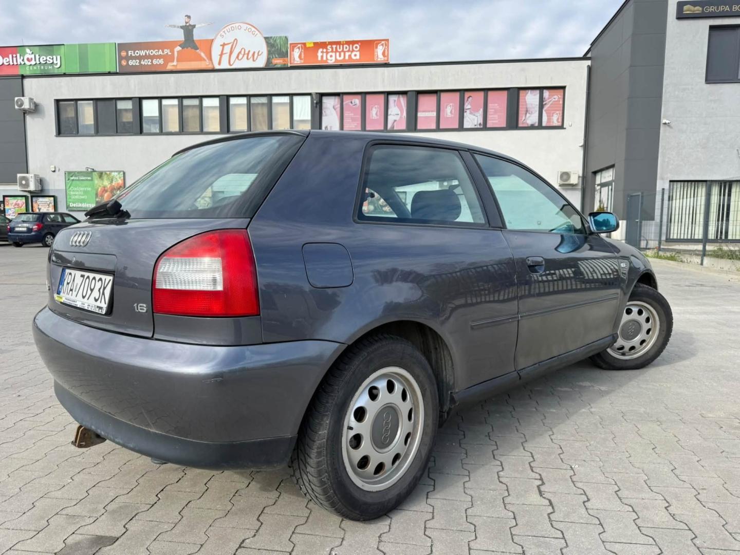 AUDI A3 1.6 Benzyna  Opłaty na Rok  2002r