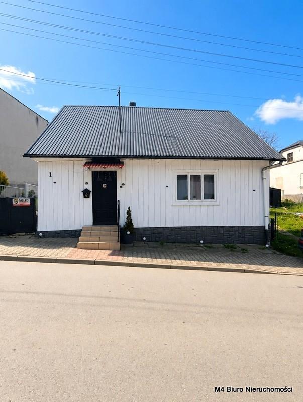 Drewniany dom w centrum Nowego Żmigrodu