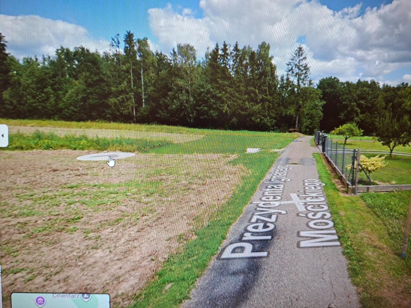 Działka budowlana w Jaśle z widokiem na miasto.