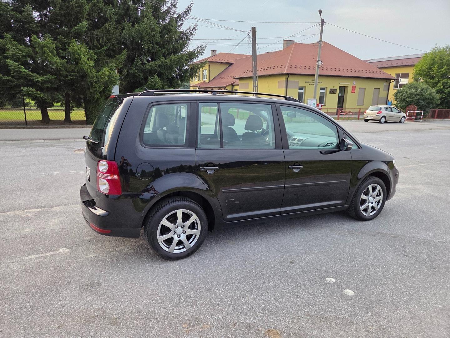 vw touran lift 1.6 mpi 102 km stan  bezwypadkowy