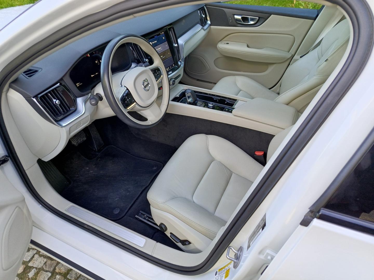 Sprzedam Volvo S60 listopad 2022 r przebieg 22 550  Faktura Vat 23%