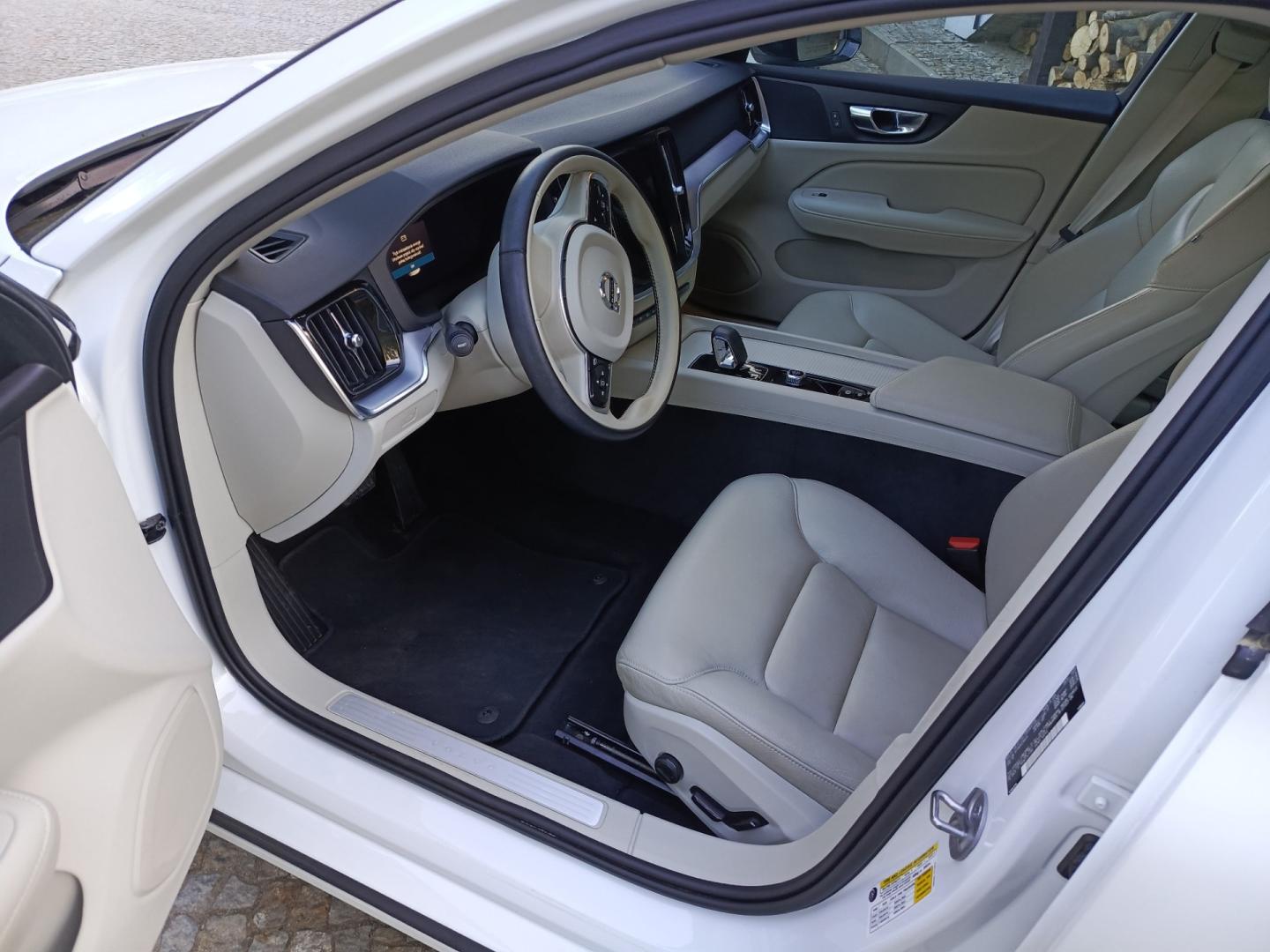 Sprzedam Volvo S60 listopad 2022 r przebieg 22 550  Faktura Vat 23%