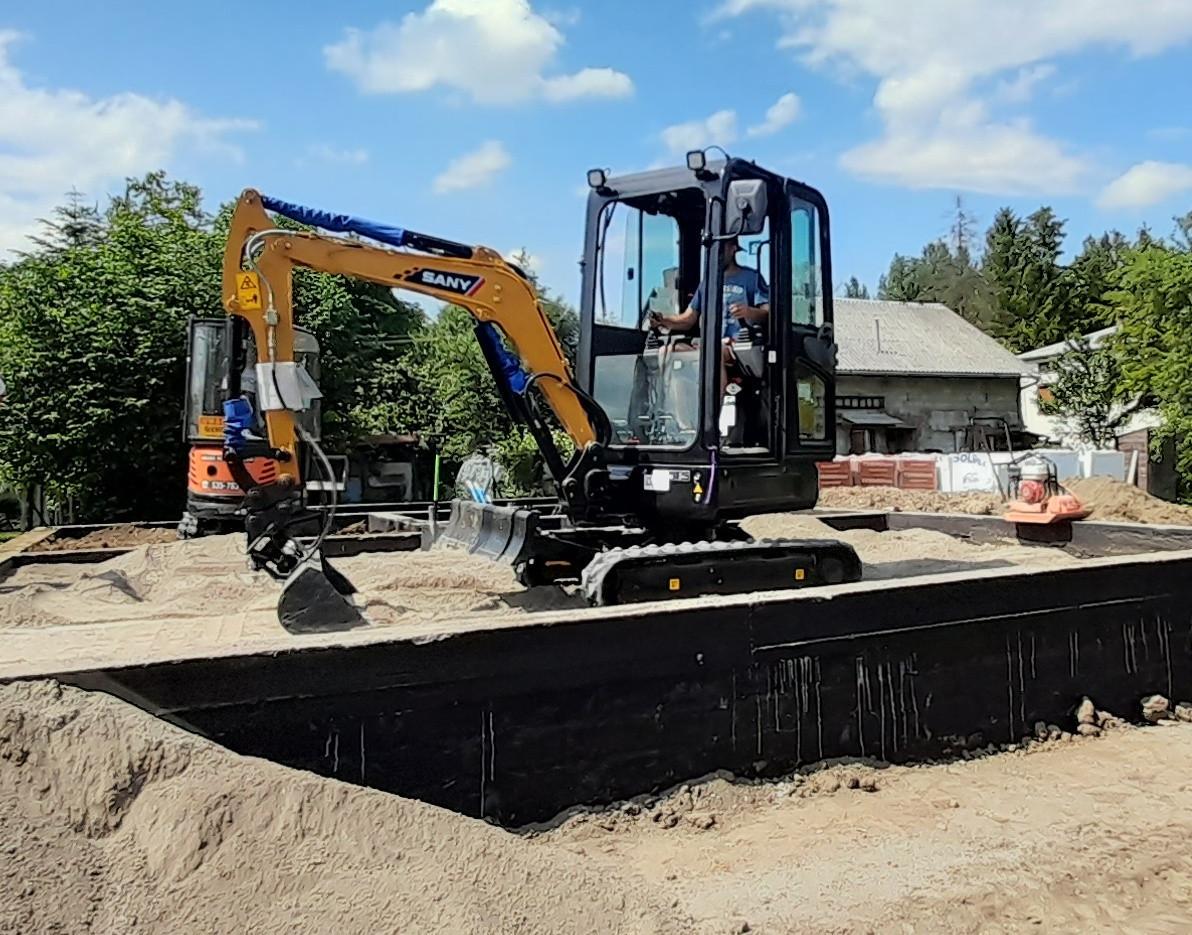 Roboty ziemne, przyłącz studni usługi koparkami, transport koparka