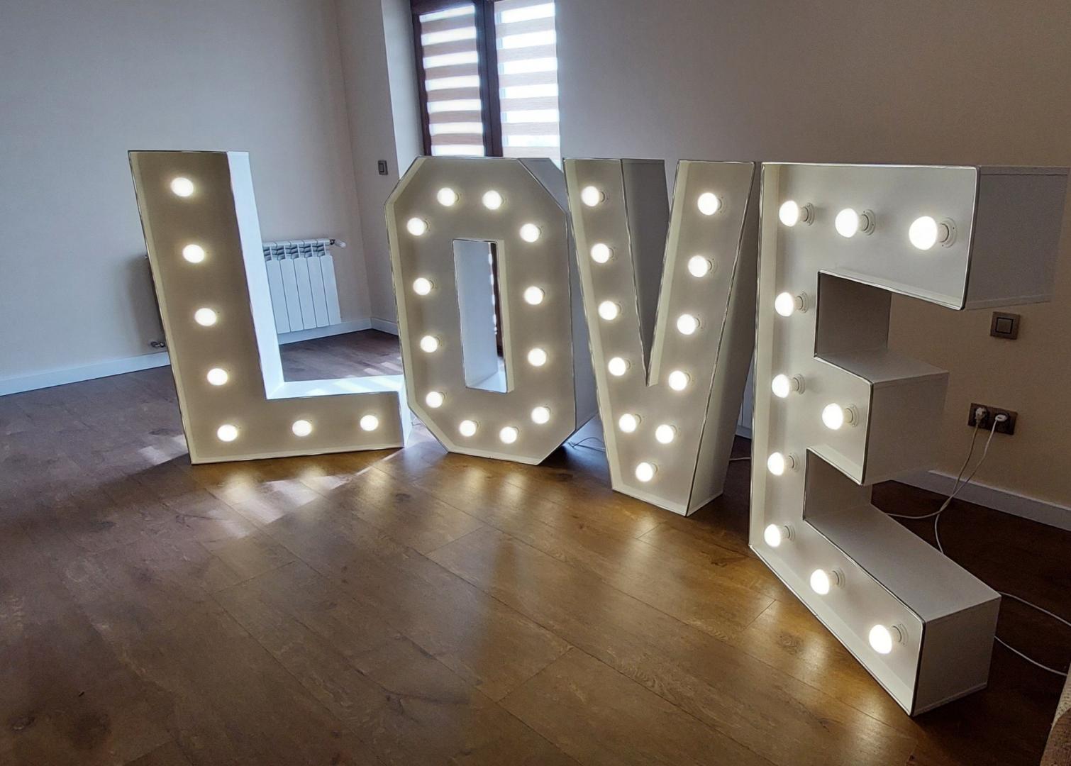 Do wynajęcia napis LOVE