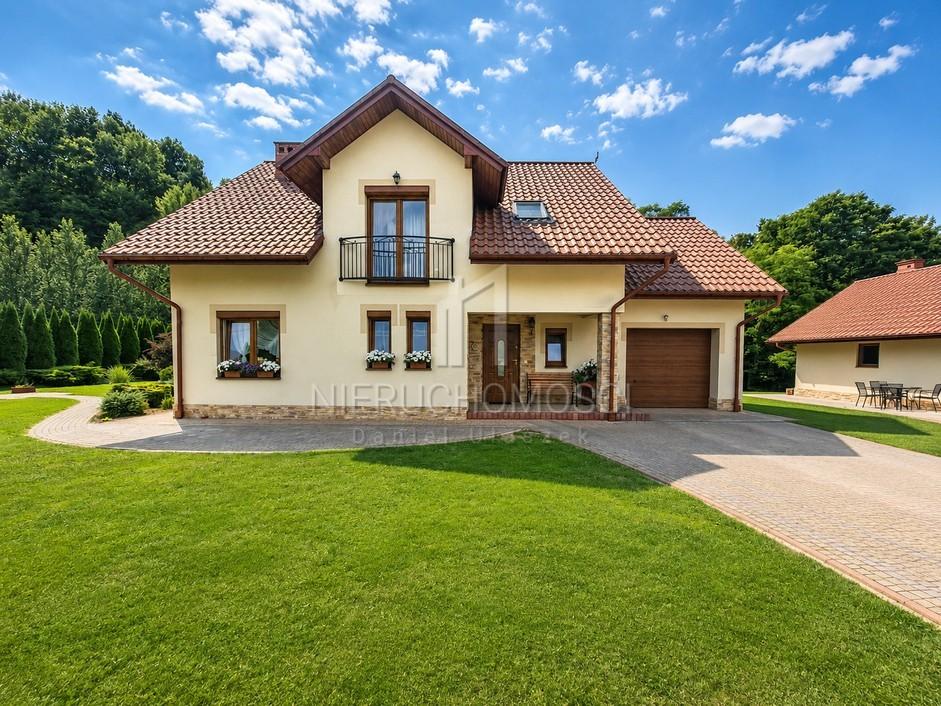 Komfortowy dom z pompą ciepła, fotowoltaiką i własnym lasem, Sowina