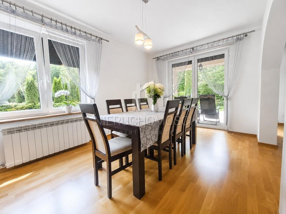Komfortowy dom z pompą ciepła, fotowoltaiką i własnym lasem, Sowina