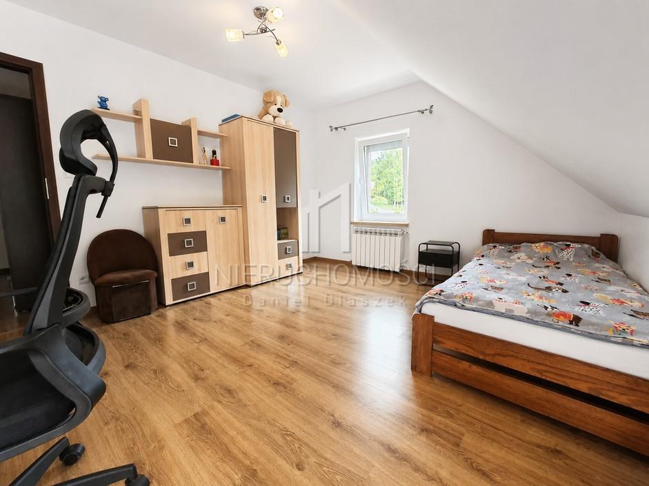 Komfortowy dom z pompą ciepła, fotowoltaiką i własnym lasem, Sowina