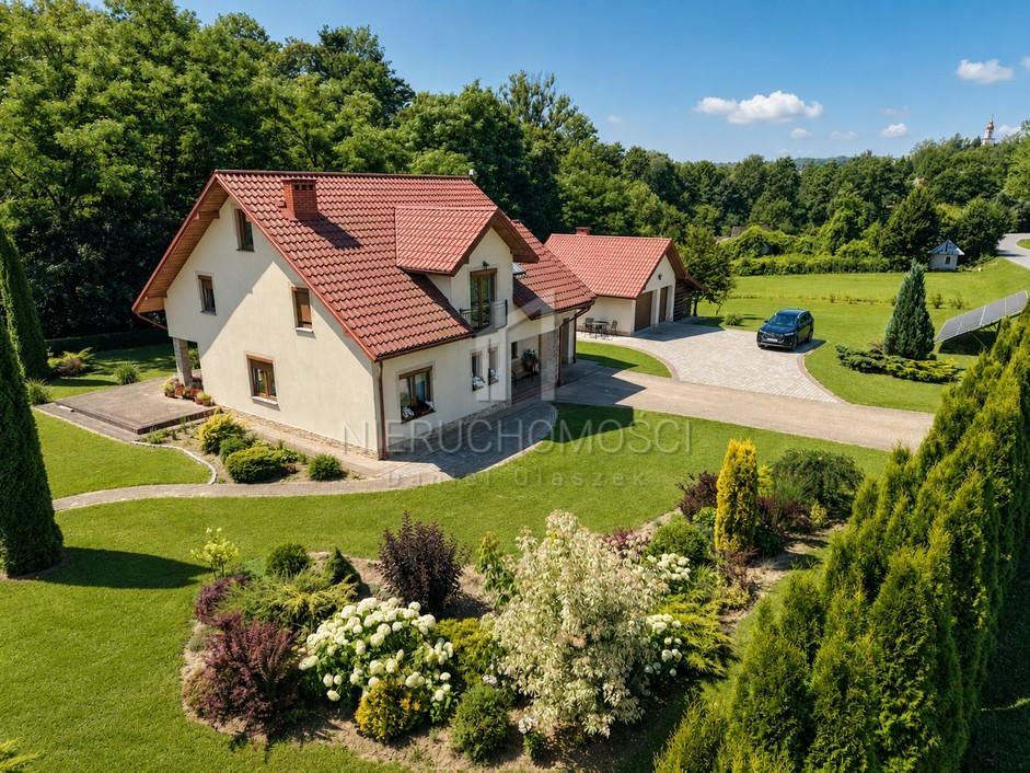 Komfortowy dom z pompą ciepła, fotowoltaiką i własnym lasem, Sowina