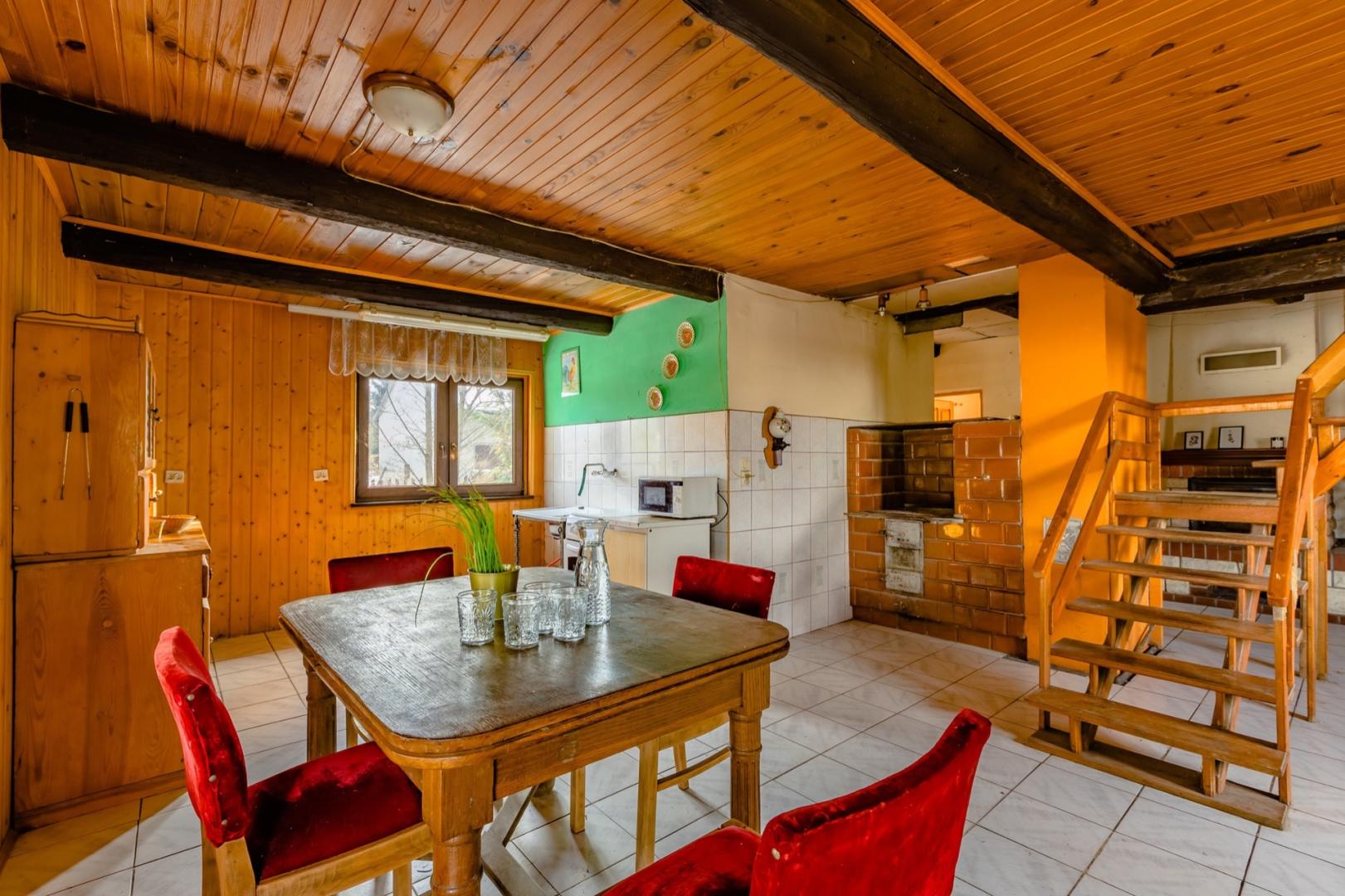 Siedlisko z drewnianym domem w Kobylanach., 97m2.