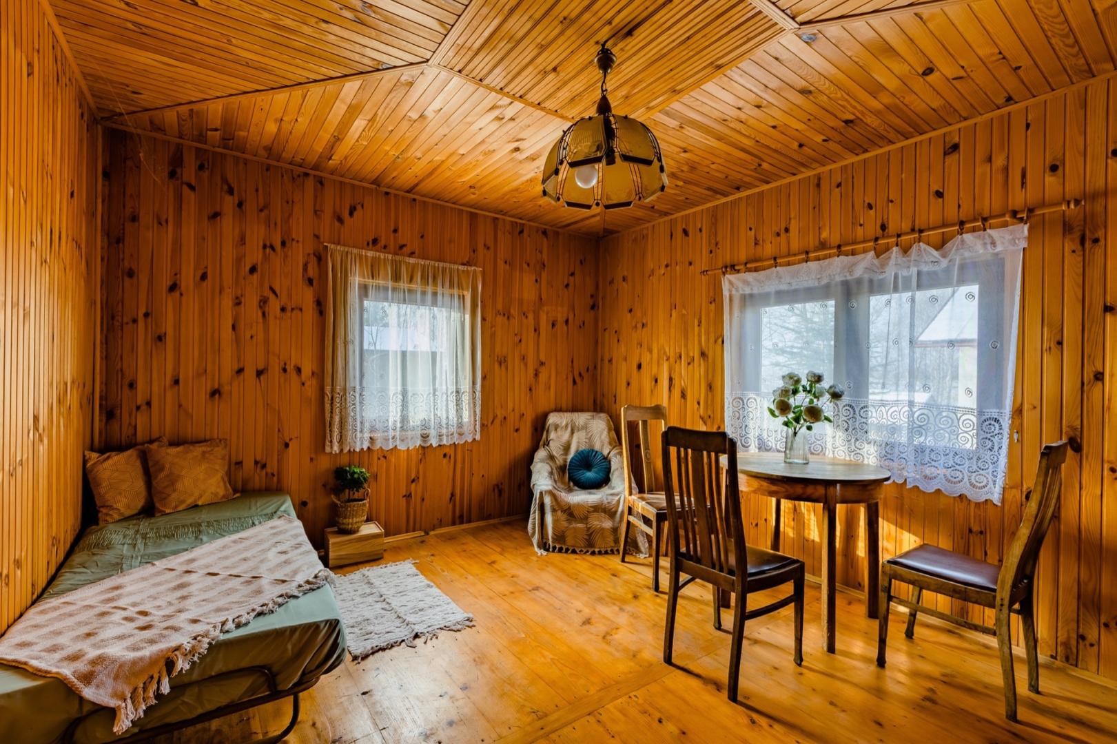Siedlisko z drewnianym domem w Kobylanach., 97m2.