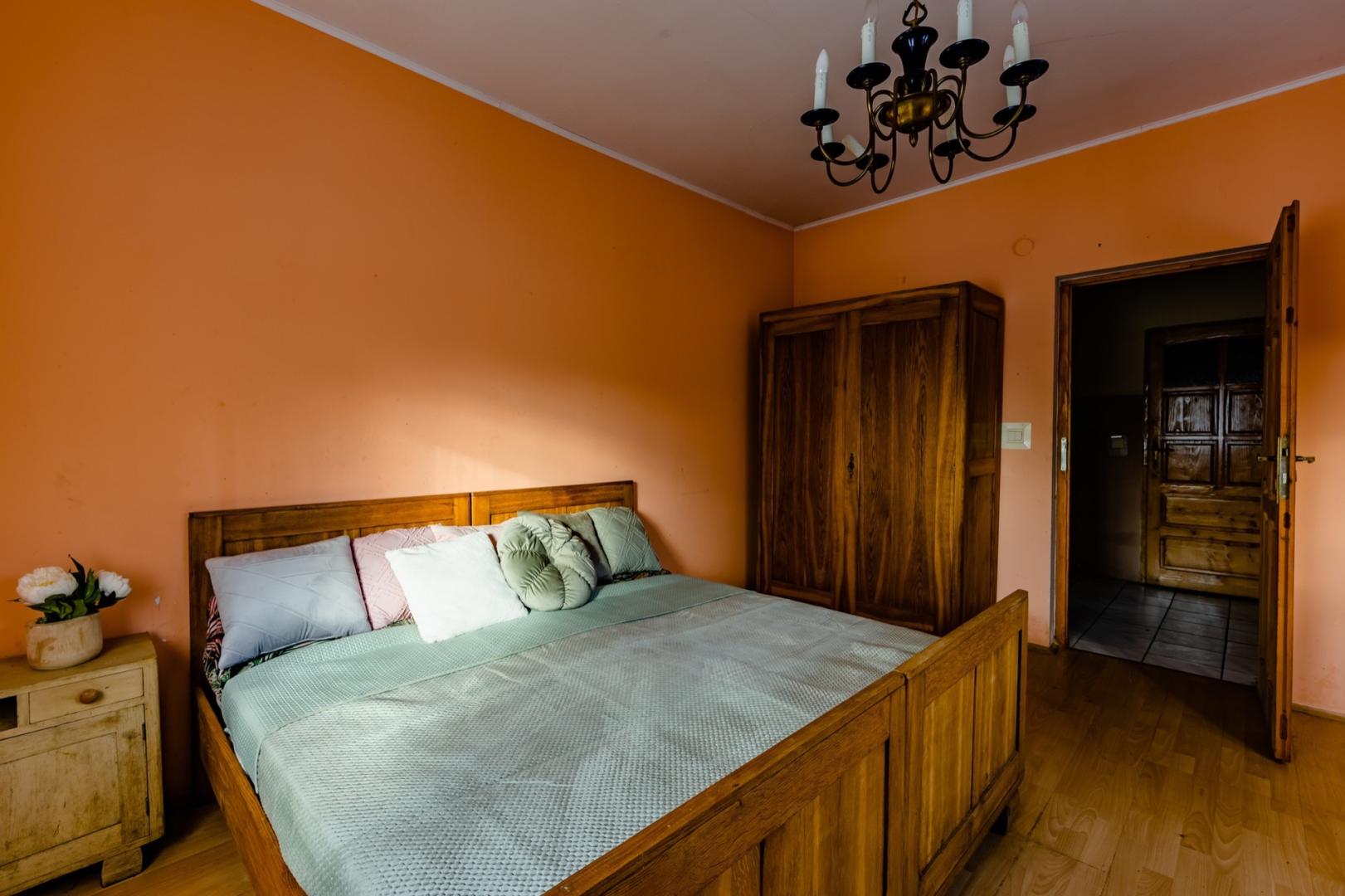Siedlisko z drewnianym domem w Kobylanach., 97m2.