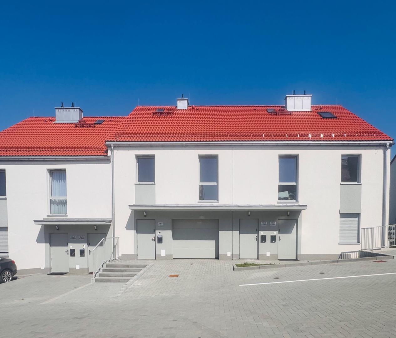 Segment z garażem na Osiedlu Kwiatowym w stanie deweloperskim