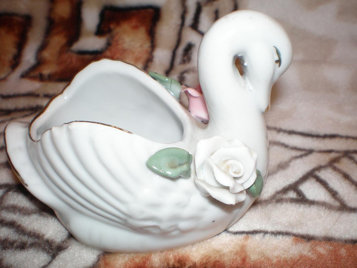 Sprzedam figurkę ceramiczną biały łabędź, stan dobry.