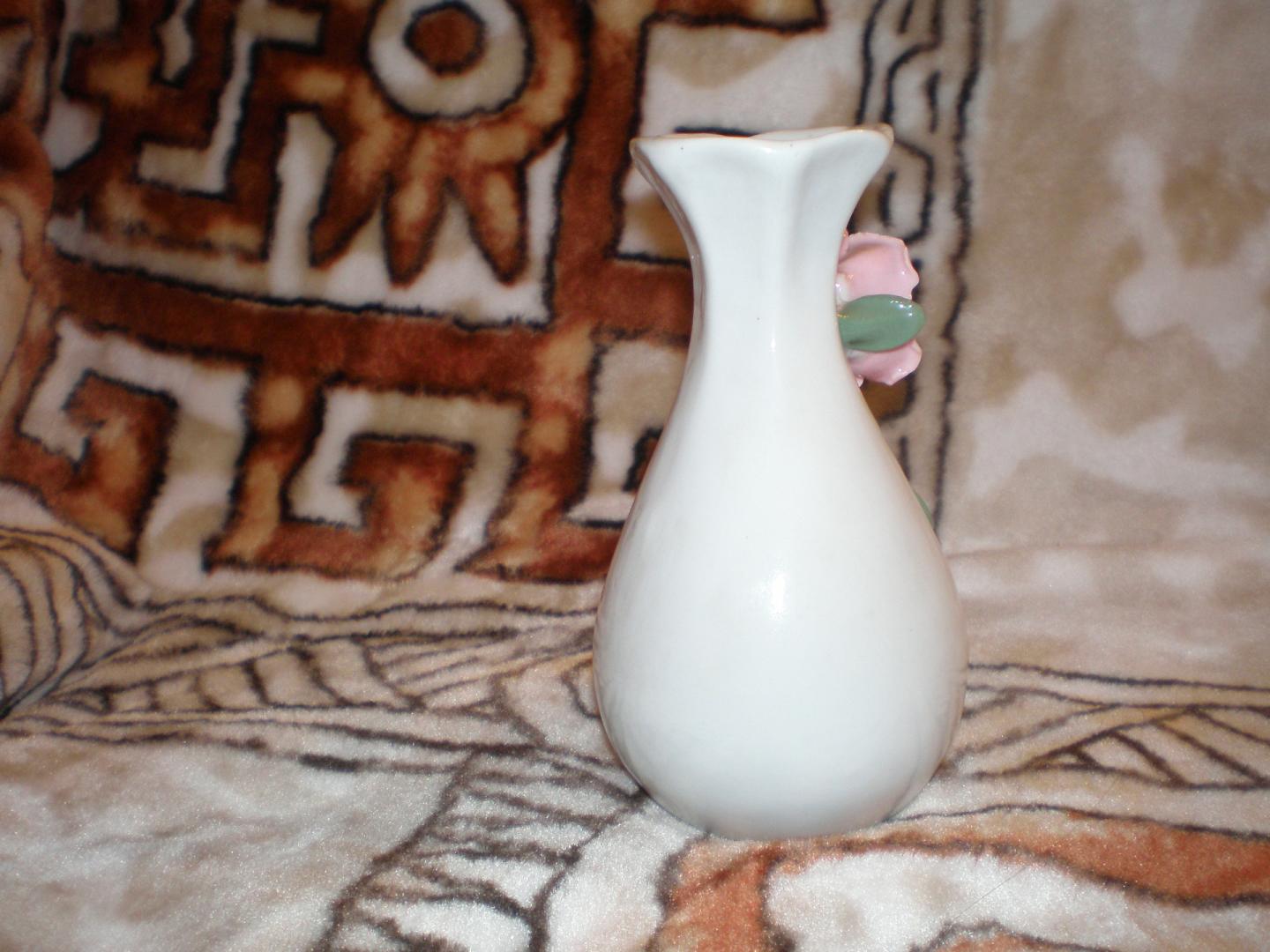 Sprzedam figurkę ceramiczną biały wazonik.