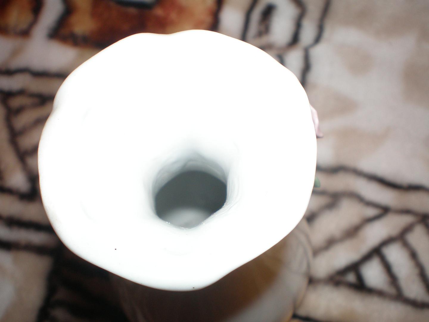 Sprzedam figurkę ceramiczną biały wazonik.