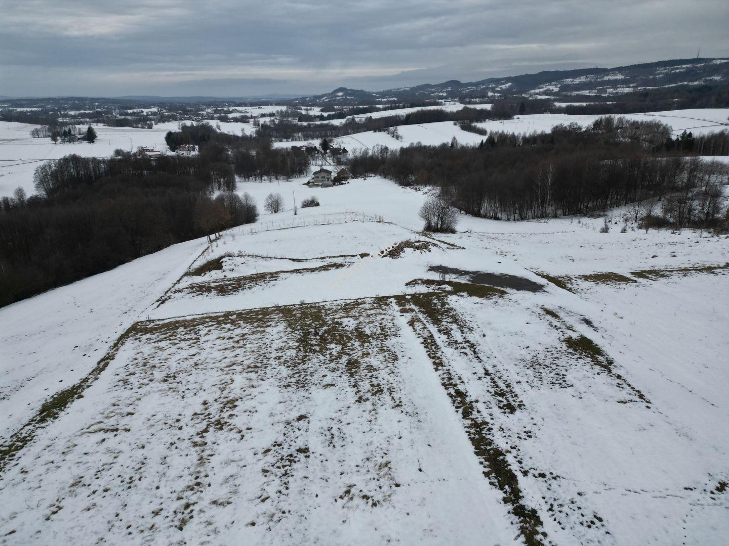Widokowa działka budowlana w Komborni