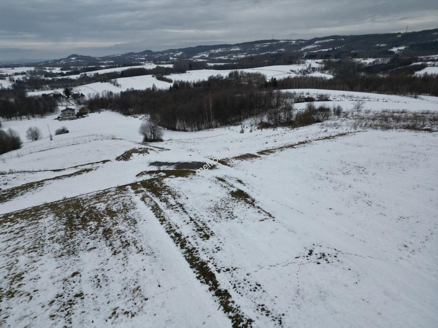 Widokowa działka budowlana w Komborni