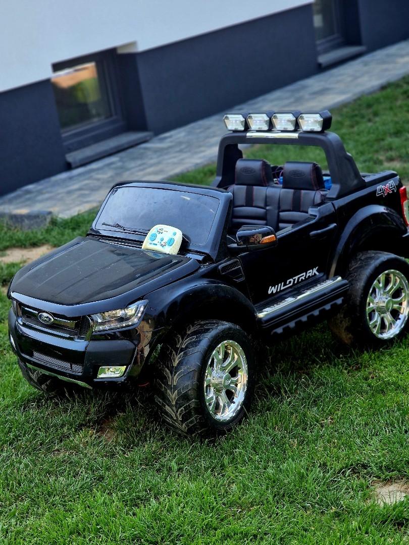 Ford Ranger 4x4 z tabletem na akumulator transport