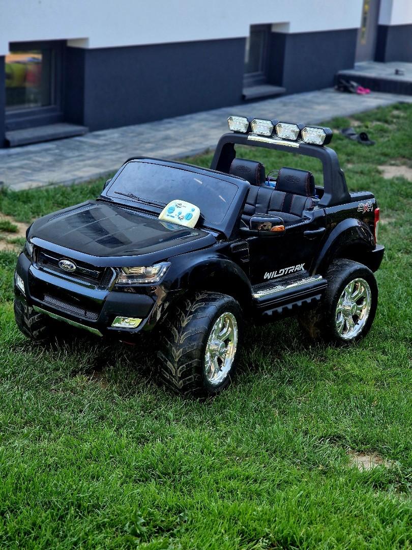 Ford Ranger 4x4 z tabletem na akumulator transport