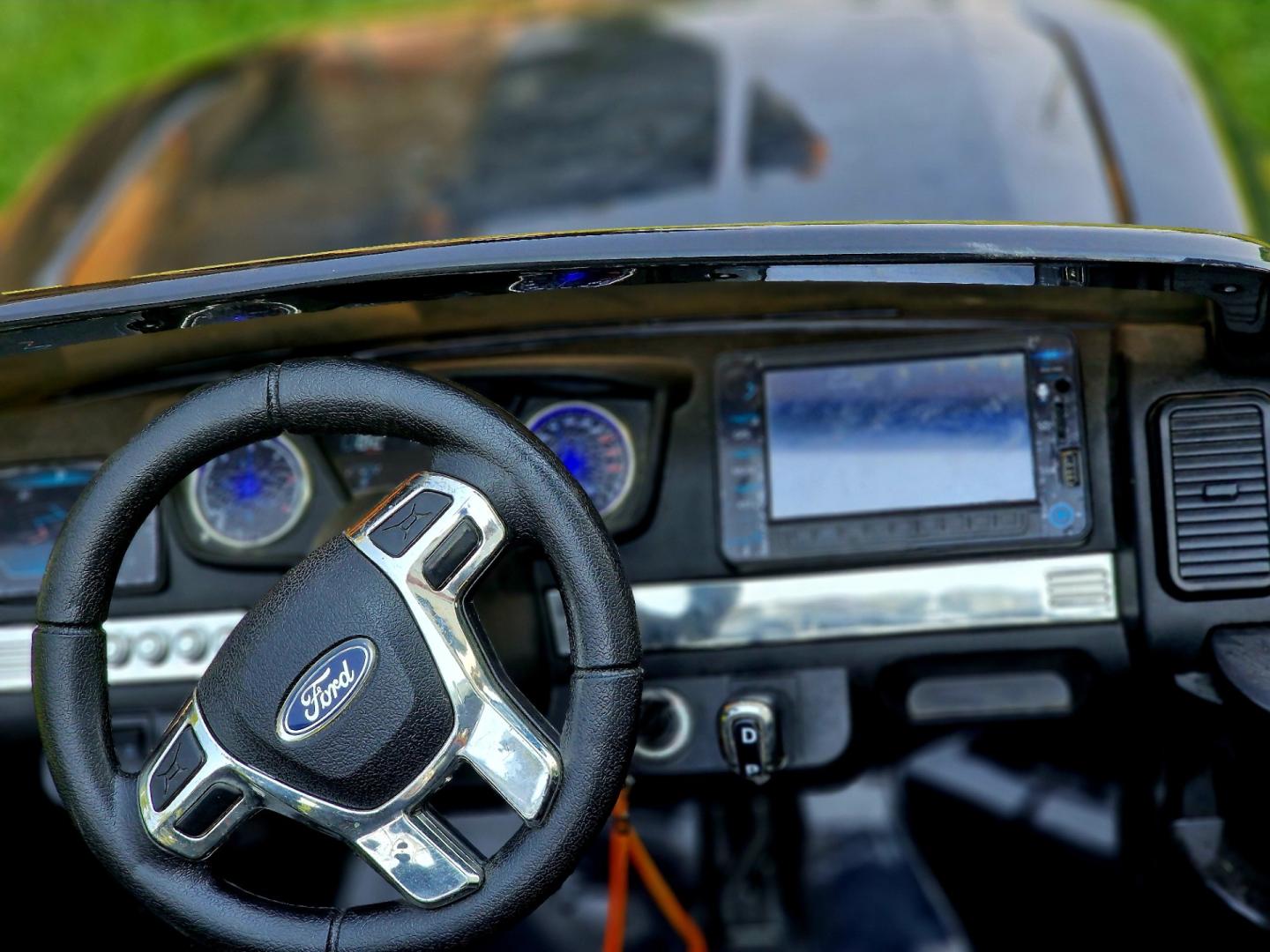 Ford Ranger 4x4 z tabletem na akumulator transport