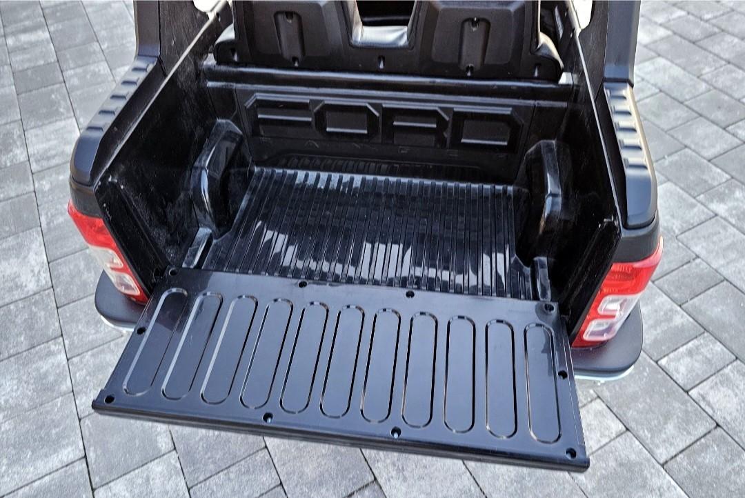 Ford Ranger 4x4 z tabletem na akumulator transport