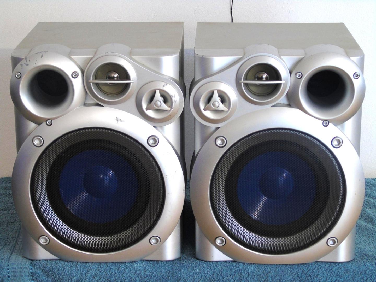 Kolumny Universum sprawne 2x 160 wat . DOSTAWA