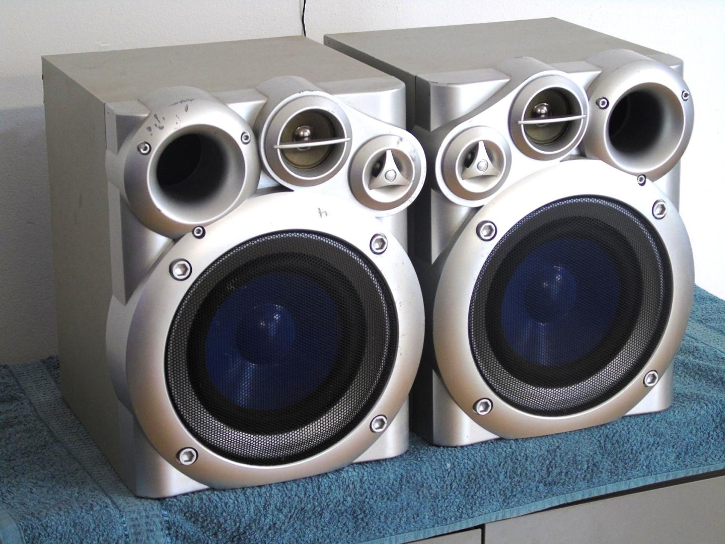 Kolumny Universum sprawne 2x 160 wat . DOSTAWA