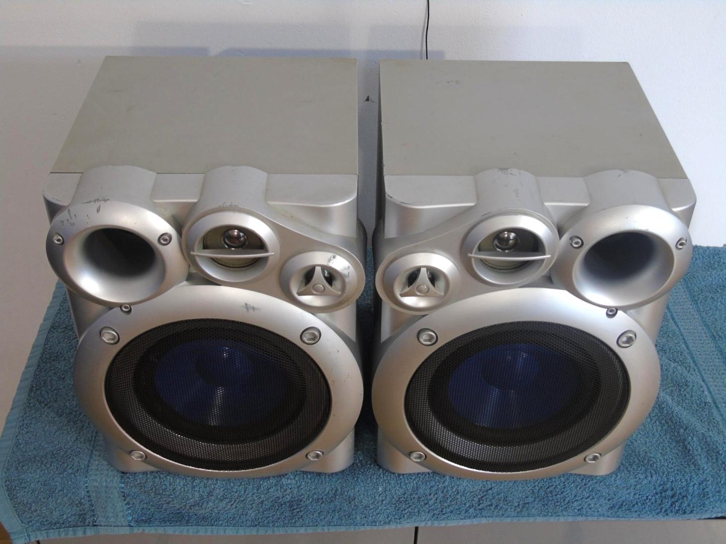 Kolumny Universum sprawne 2x 160 wat . DOSTAWA