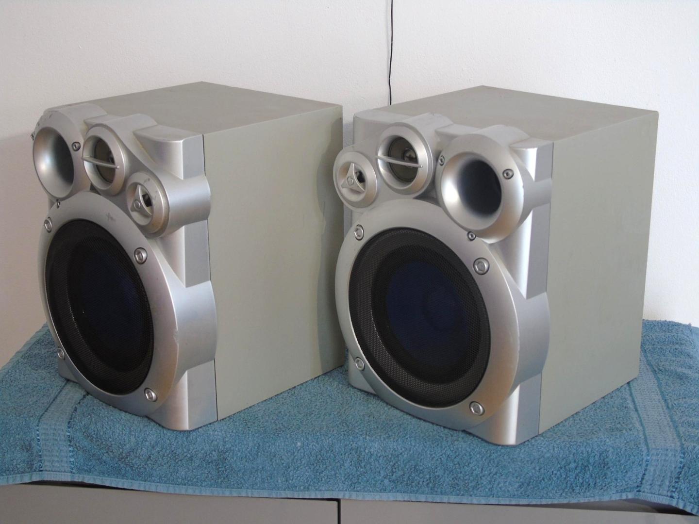 Kolumny Universum sprawne 2x 160 wat . DOSTAWA