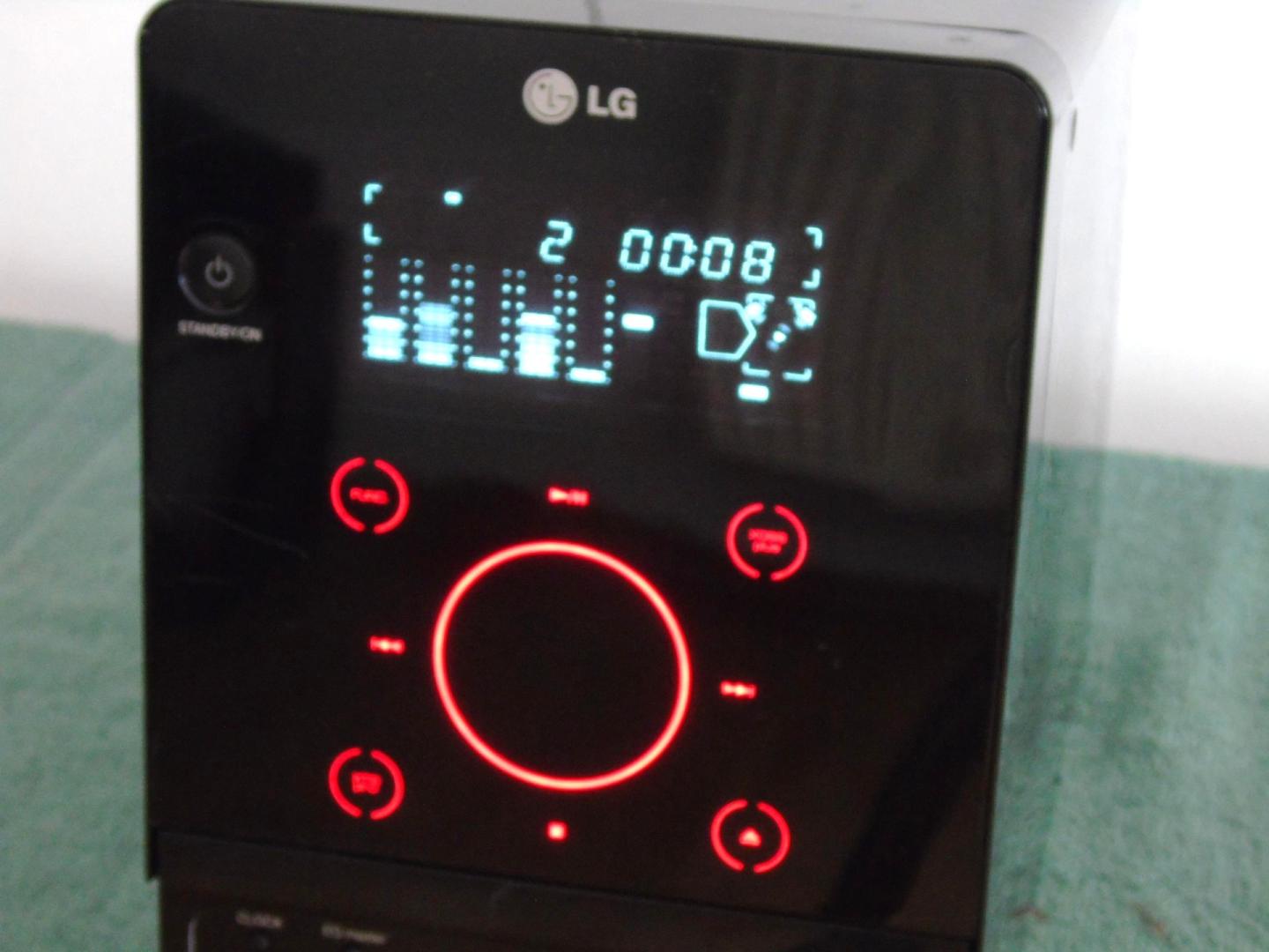wieża z usb cd aux i pilotem lg sprawna i mocna. dostawa