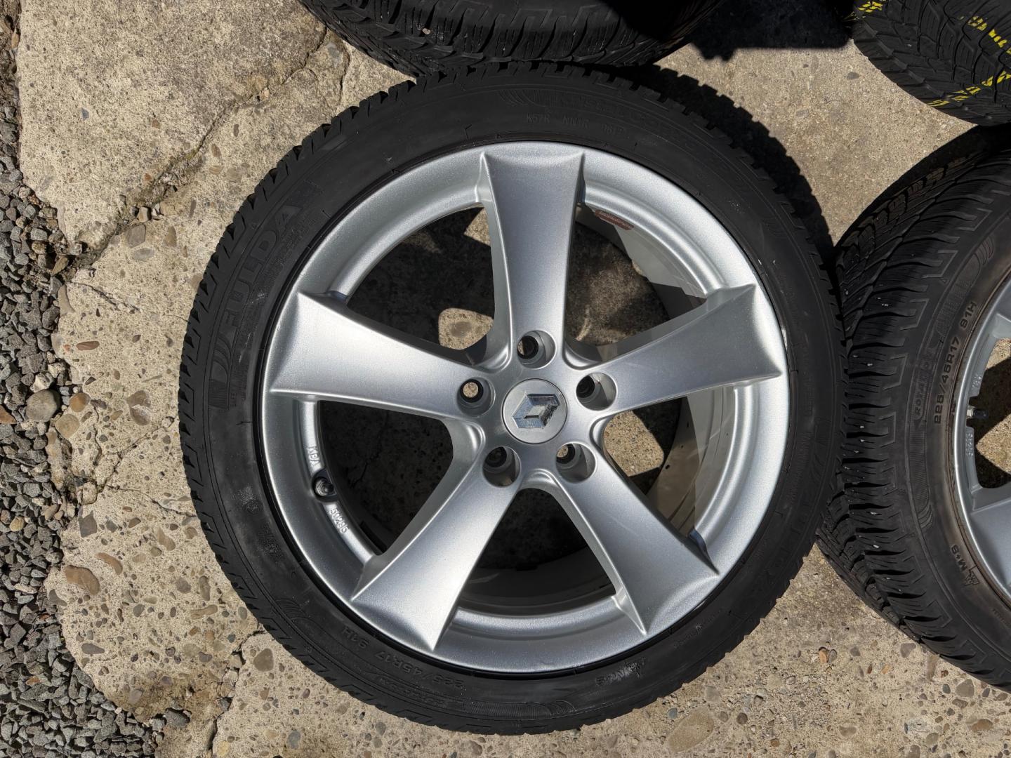 Używane srebrne alufelgi 17" z Renault Megane IV - stan b.dobry