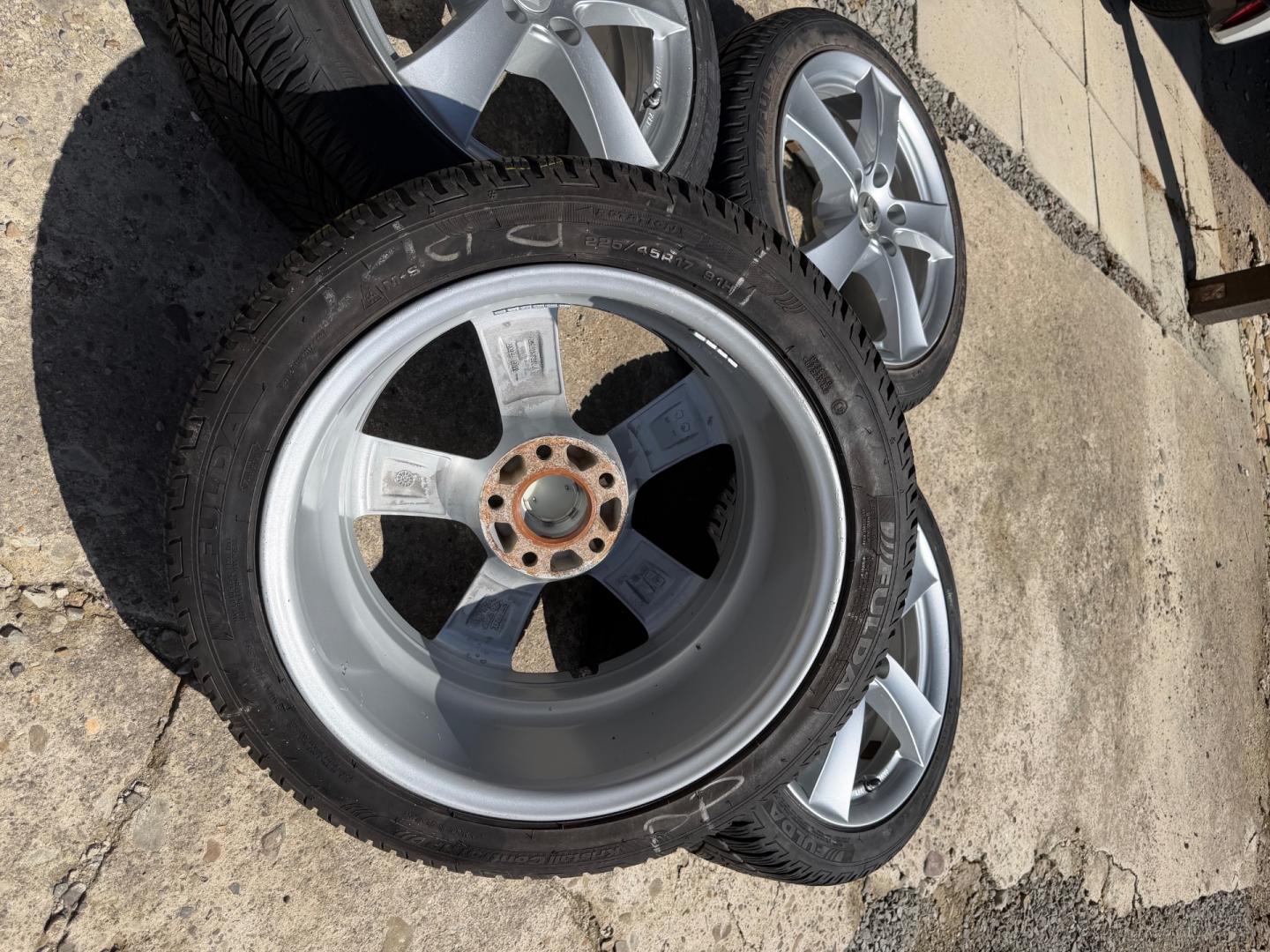 Używane srebrne alufelgi 17" z Renault Megane IV - stan b.dobry