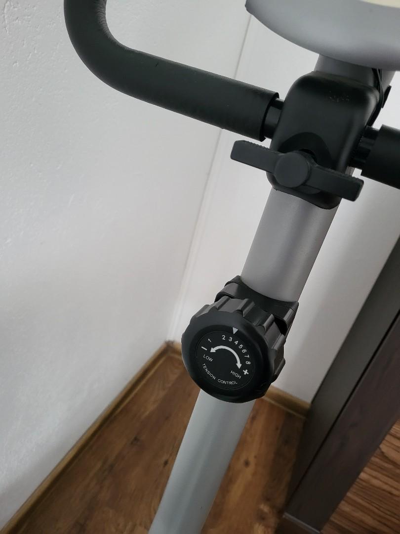 Biały rowerek stacjonarny z komputerem treningowym rower do ćwiczeń