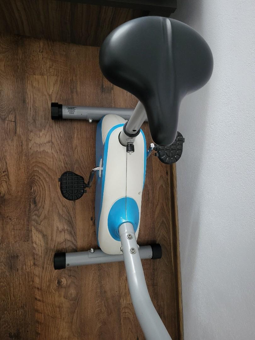 Biały rowerek stacjonarny z komputerem treningowym rower do ćwiczeń