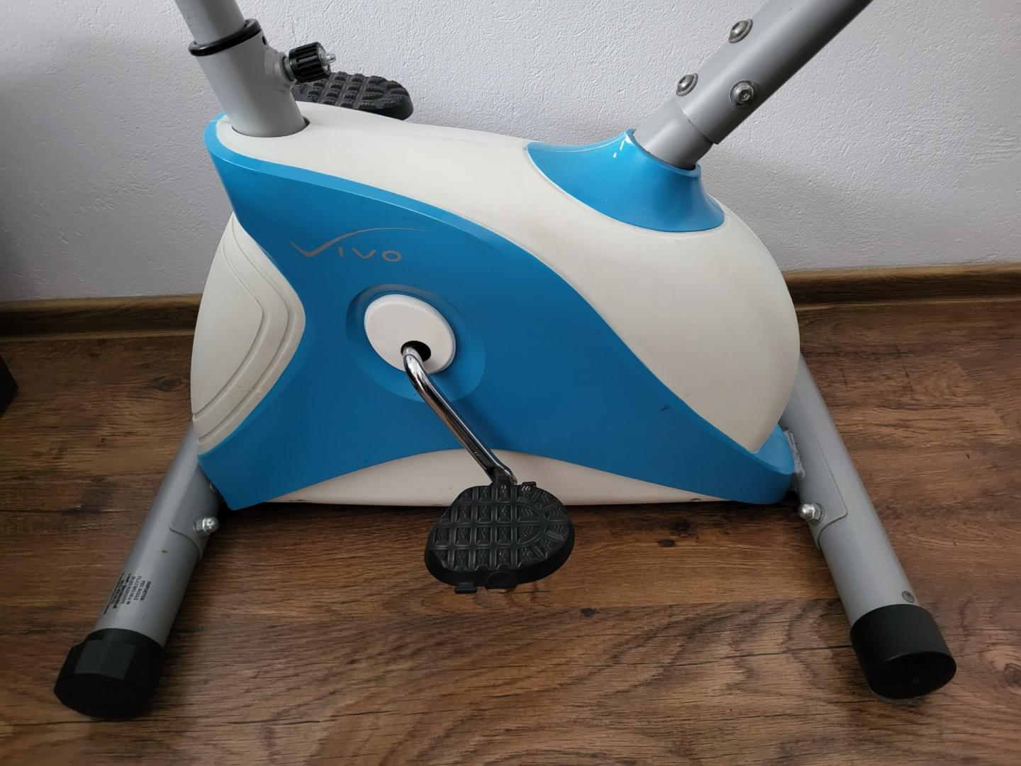 Biały rowerek stacjonarny z komputerem treningowym rower do ćwiczeń