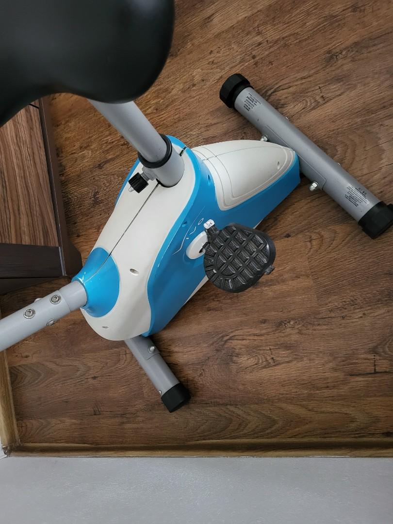 Biały rowerek stacjonarny z komputerem treningowym rower do ćwiczeń