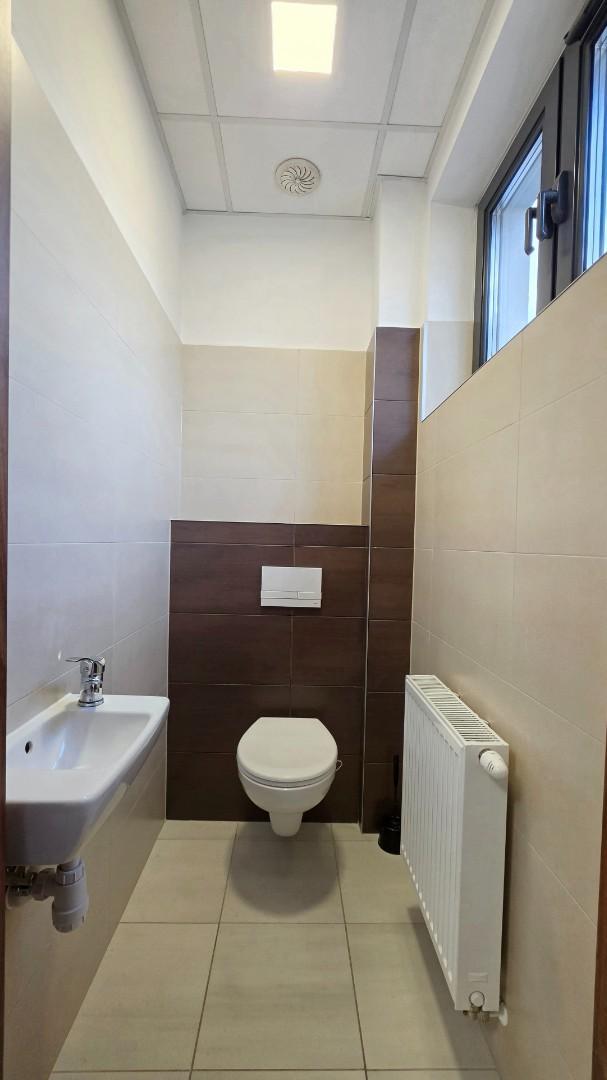 Lokal biurowy z wc w centrum Jasła, cena brutto