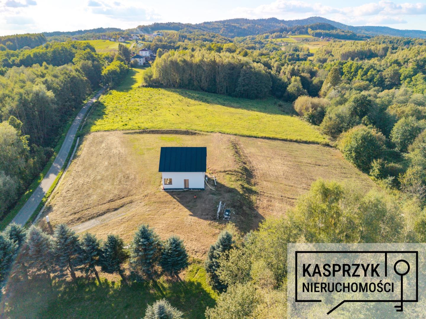 Na sprzedaż duża działka z domem niskoenergetycznym.