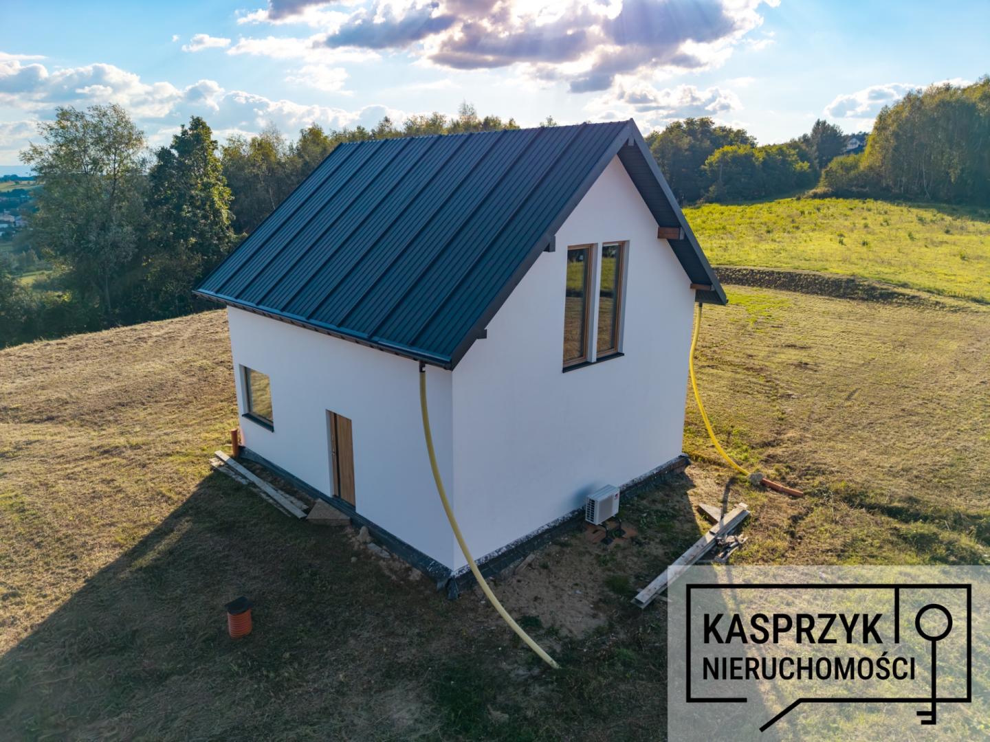 Na sprzedaż duża działka z domem niskoenergetycznym.
