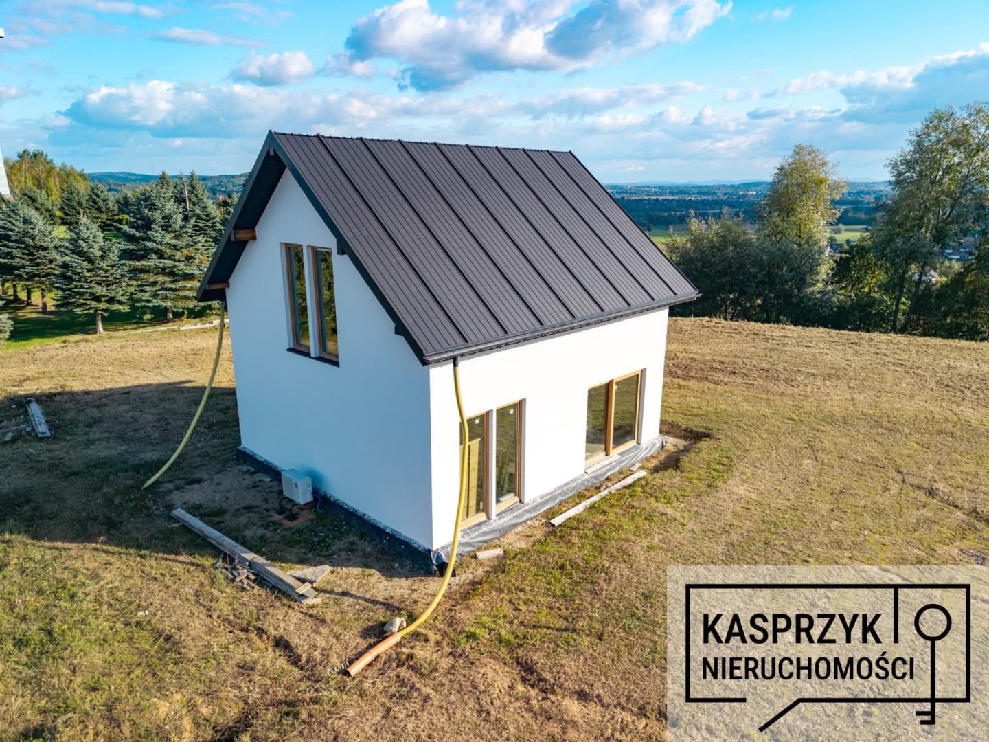 Na sprzedaż duża działka z domem niskoenergetycznym.