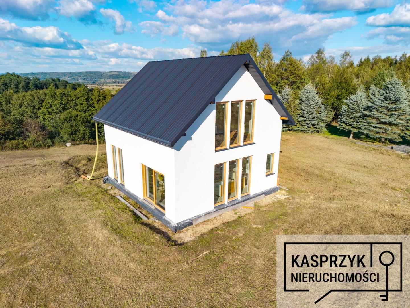 Na sprzedaż duża działka z domem niskoenergetycznym.